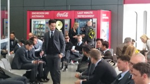 Enttäuschte Reisegruppe: die BVB-Spieler am Flughafen